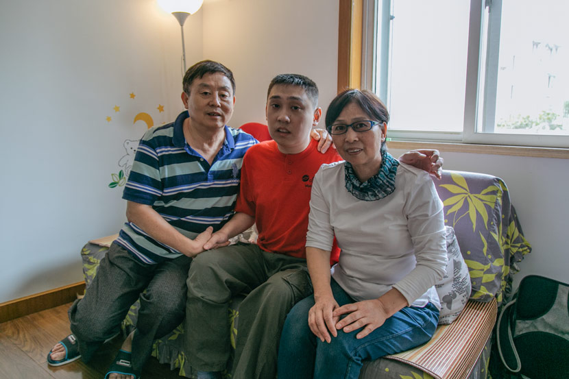 Zhang Canhong (far right) poses for a photo with her family at home in Shanghai, Sept. 28, 2017. Wu Huiyuan/Sixth Tone