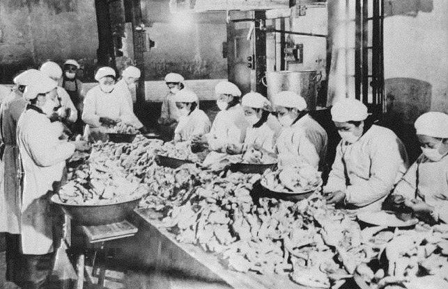 An archive photo shows workers at Shanghai Maling Canned Food Company, taken by Yue Guofang in 1959. From 老铜城旧书店 on Kongfz.com