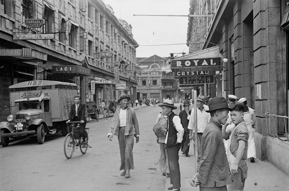 An archive photo taken by Malcolm Rosholt shows Rue Chu Pao San (now Xikou Road) in Shanghai, 1937. In the 1930s, the street was full of bars and cafés. From the University of Bristol