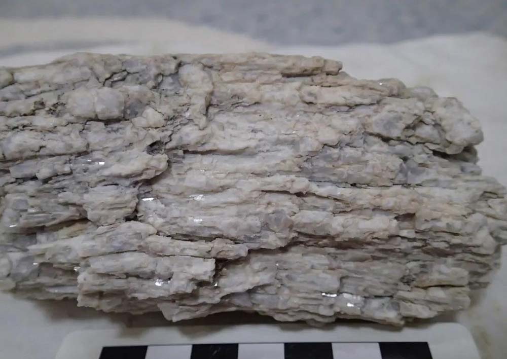 A sample of a rock with lithium in the newly discovered site, Tibet Autonomous Region. From @科学探索 on Weibo