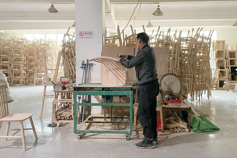 A wooden chair workshop in Shangqing, Dec. 30, 2021. Wu Peiyue/Sixth Tone