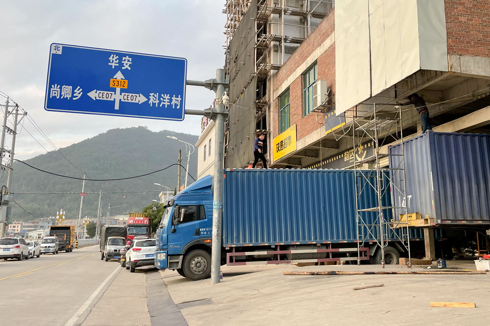 A small freight transfer station in Shangqing, Dec. 30, 2021. Wu Peiyue/Sixth Tone