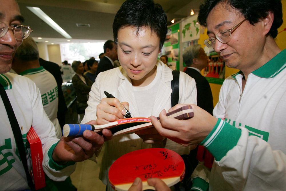 He Zhili signs autographs at an event in Shanghai, 2005. Xin Wen/VCG