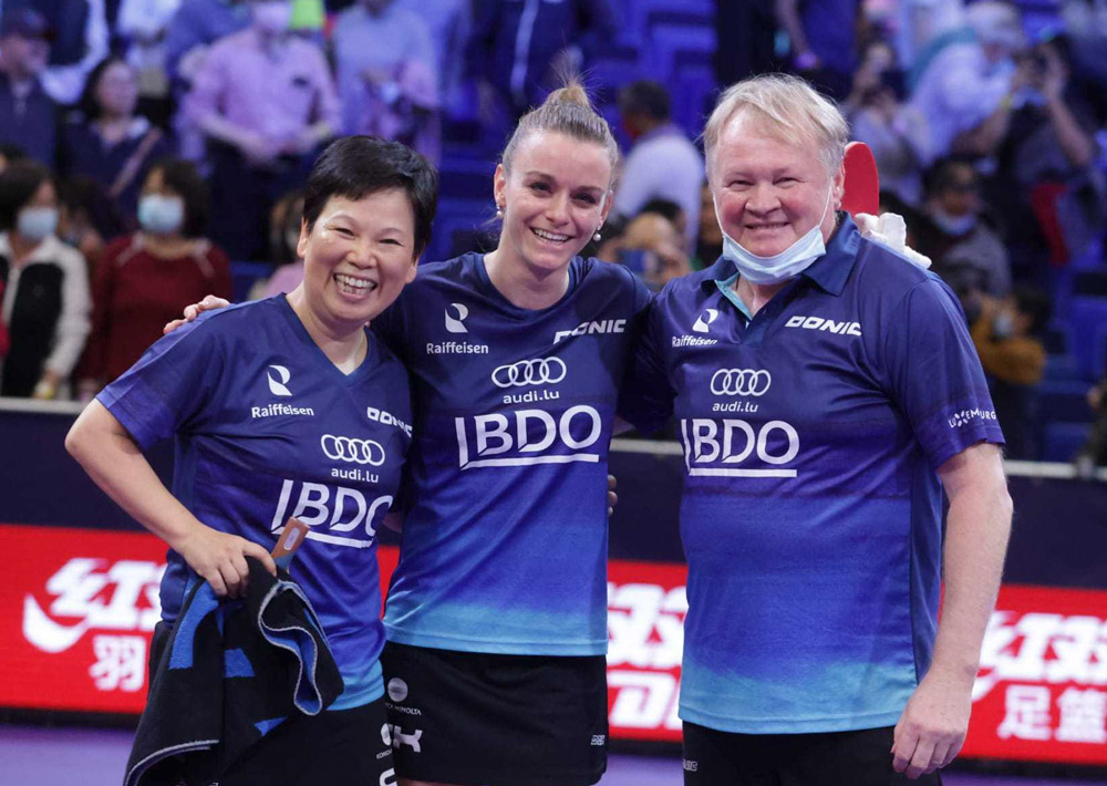 A group photo of the Luxembourg table tennis team at the 2021 World Table Tennis Championships. From left to right, Ni Xialian, Sarah De Nutte, and Tommy Danielsson. From @ WTT世界乒联 on Weibo