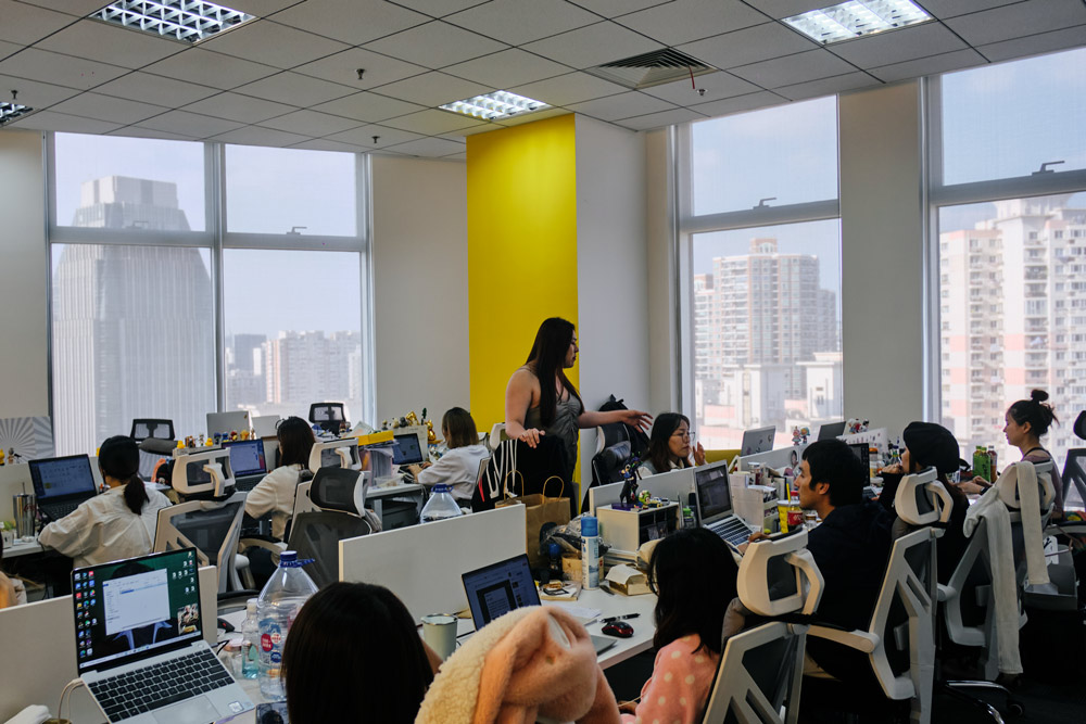 Lorde Cai at work at an office in Shanghai, Sept. 17, 2021. Wu Huiyuan/Sixth Tone