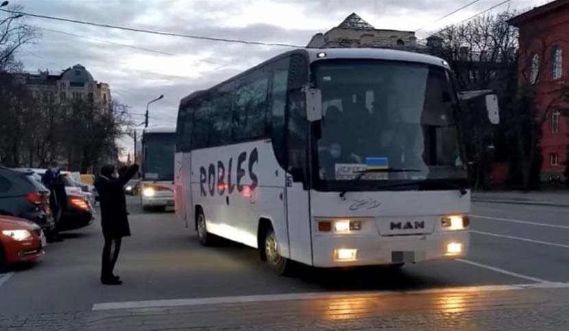 A bus used to evacuate Chinese citizens on the street in Kyiv, Feb. 28, 2022. From @央视新闻 on Weibo