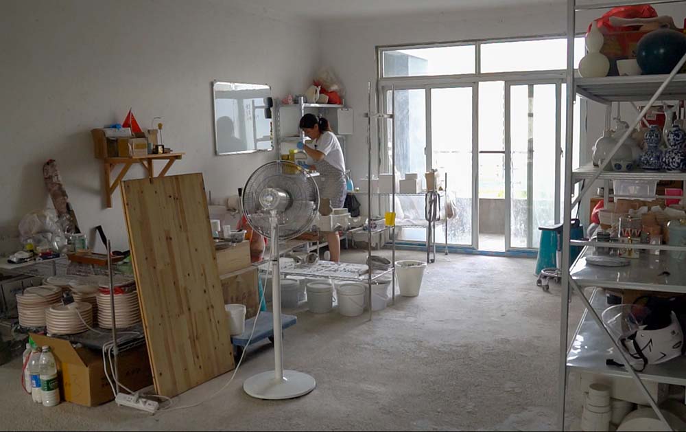 Jiao Congyue works at her ceramic workshop in Jingdezhen, Jiangxi province, July 26, 2021. Huang Sha and Li Jinrui for Sixth Tone