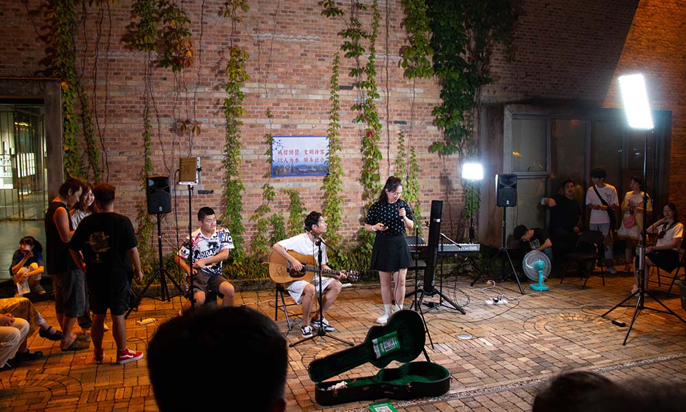 A band plays in Jingdezhen, Jiangxi province, July 23, 2021. Huang Sha and Li Jinrui for Sixth Tone