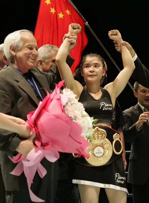 Zhang Xiyan wins a WBA world title in Chengdu, Sichuan province, 2007. Courtesy Liu Gang
