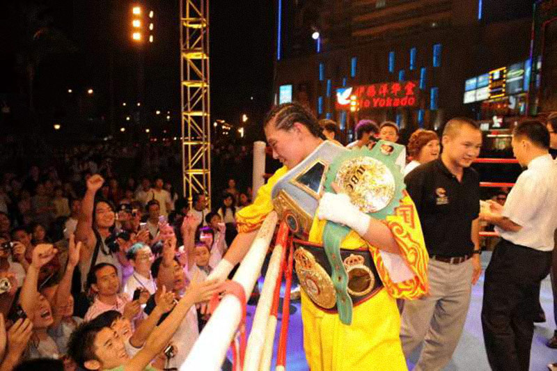 Wang Yanan shakes hands with supporters after defending her world middleweight title in Chengdu, Sichuan province, 2008. Courtesy Liu Gang