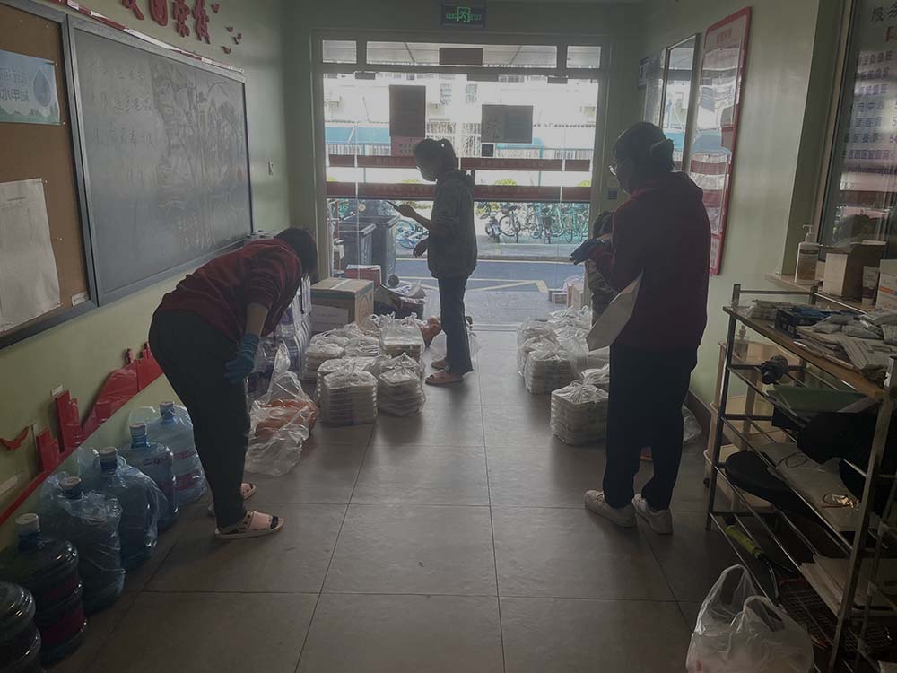 Volunteers prepare lunch for students on the first floor of sealed dormitory buildings at Shanghai Jiao Tong University in Shanghai, March 15, 2022. Courtesy of Xu Yunshu
