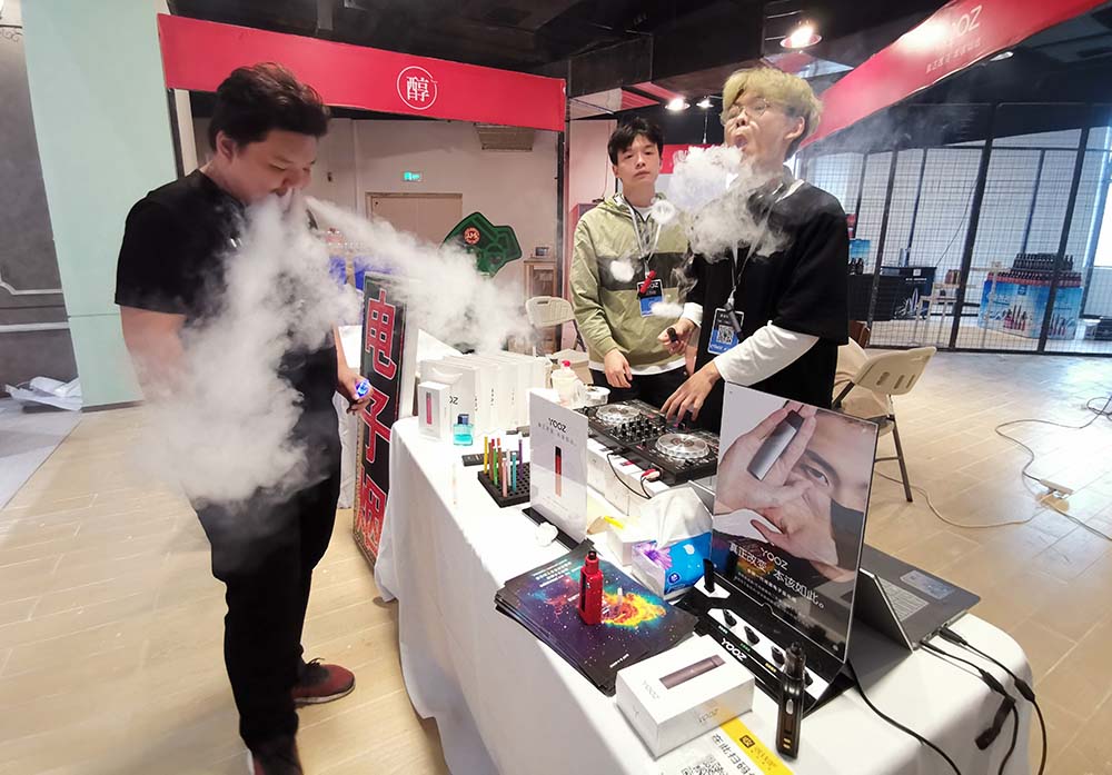 Sellers show their e-cigarette products at a shopping mall in Wuhan, Hubei province, May 2, 2019. VCG