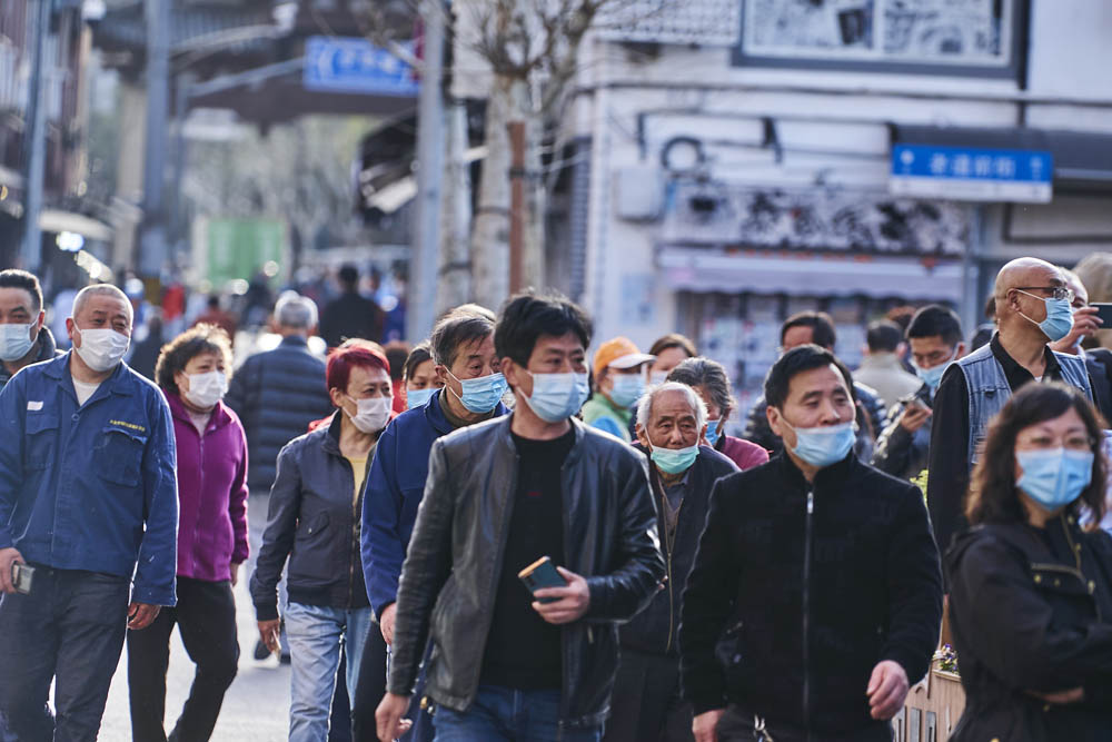 Residents walk toward a COVID-19 testing site in Laoximen Subdistrict, Shanghai, March 15, 2022. Wu Huiyuan/Sixth Tone