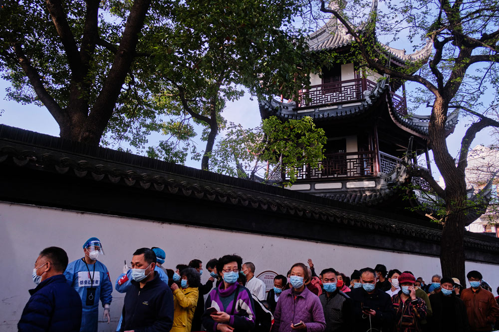 People line up to get tested for COVID-19 at a testing set near the Confucius Temple, Shanghai, March 12, 2022. Wu Huiyuan/Sixth Tone