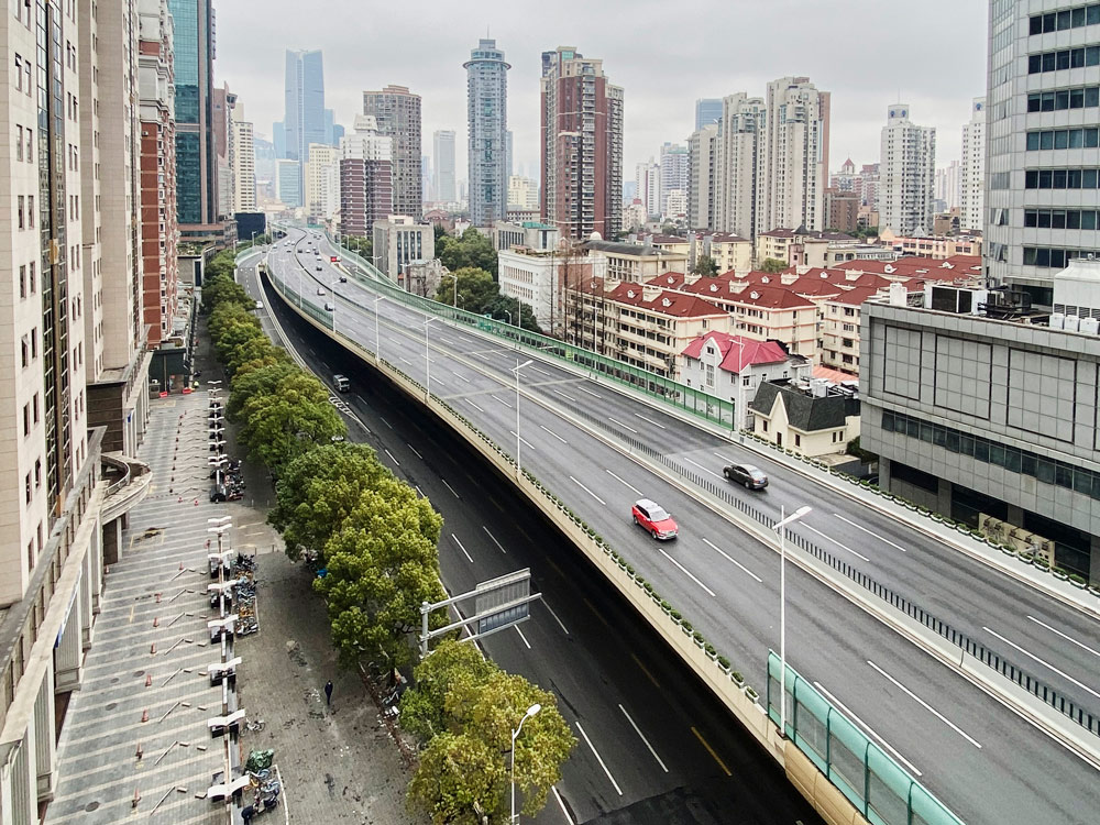An aerial view of the almost empty Yan’an Road in Changning District, Shanghai, March 18, 2022. Shi Yangkun for Sixth Tone