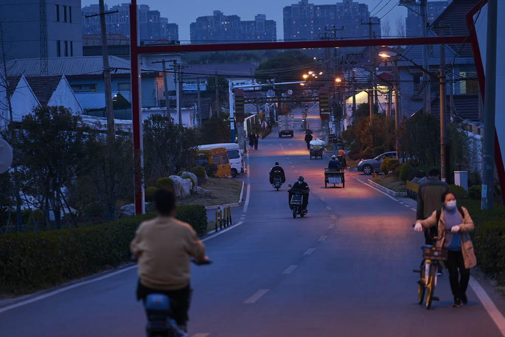 Residents return home from work at dusk in Gucun Town, Shanghai, March 16, 2022. Wu Huiyuan/Sixth Tone