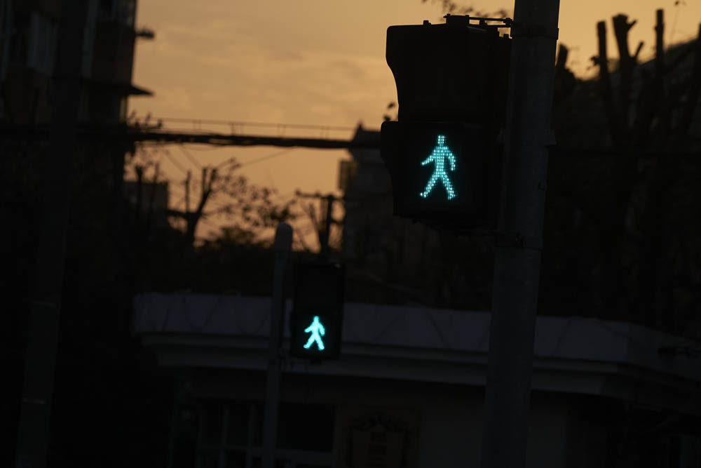 Traffic lights at dusk in Baoshan District, Shanghai, March 10, 2022. Wu Huiyuan/Sixth Tone
