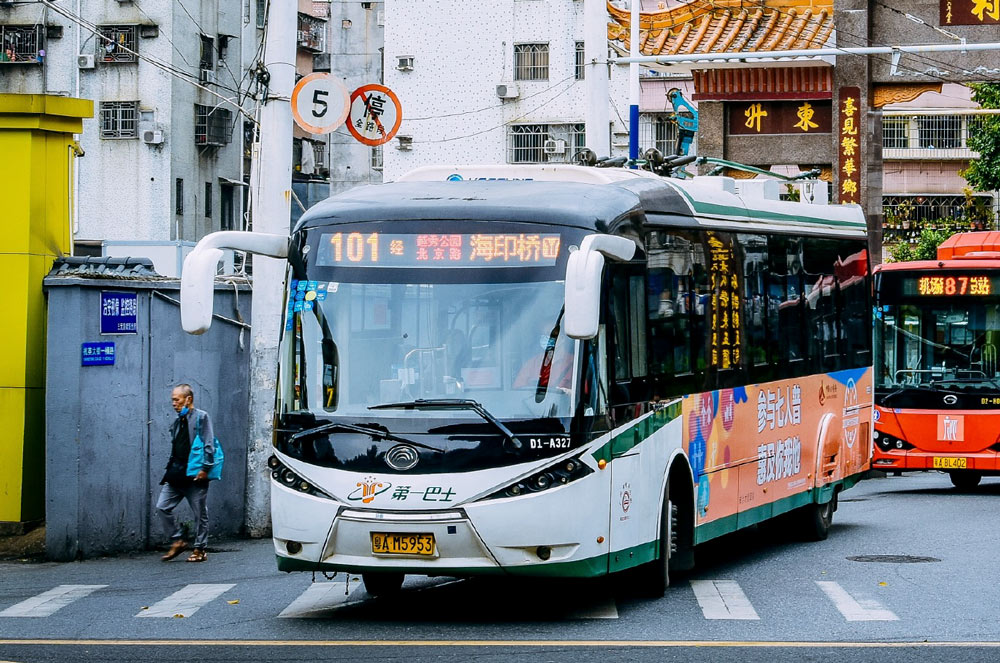 A retro new LED display system for buses in Guangzhou, Guangdong province, 2020. From @通行线Toursline on Weibo