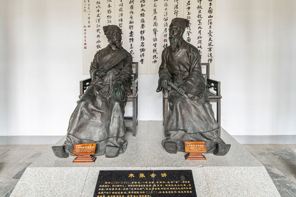 Statues of Zhu Xi and Zhang Shi on display on the Yuelu Academy grounds in Changsha, Hunan province, 2021. VCG