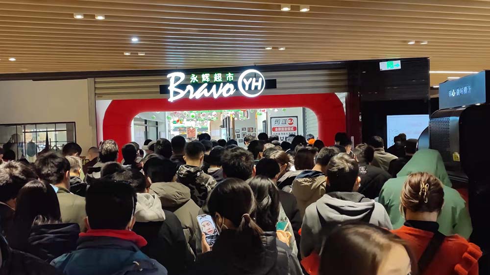 People rush to purchase daily supplies at a supermarket in Pudong, March 27, 2022. From @盈盈一水莲 on Weibo