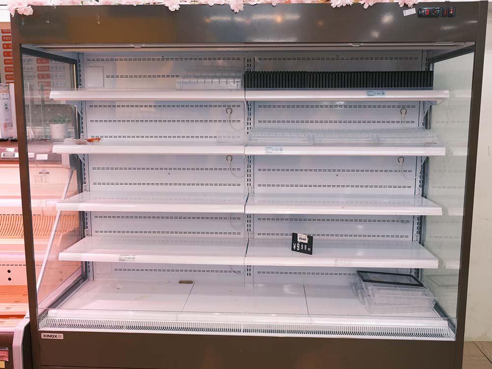 An empty vegetable shelf, Shanghai, March 31, 2022. Shi Yangkun for Sixth Tone
