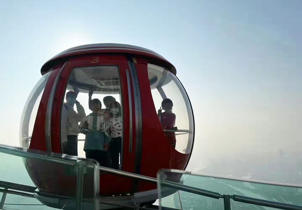 Players wave to Xu Zhaowei from the ferris wheel in Guangzhou, Guangdong province, 2022. Courtesy of Xu Zhaowei