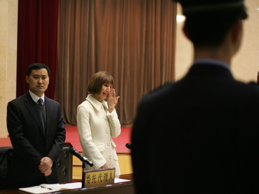 Kim Lee cries when listening to the verdict of her divorce case, in Beijing, Feb. 3, 2013. Quan Yi/VCG