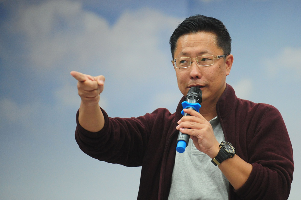 Li Yang gives a speech in Shenyang, Liaoning province, April 29, 2016. VCG