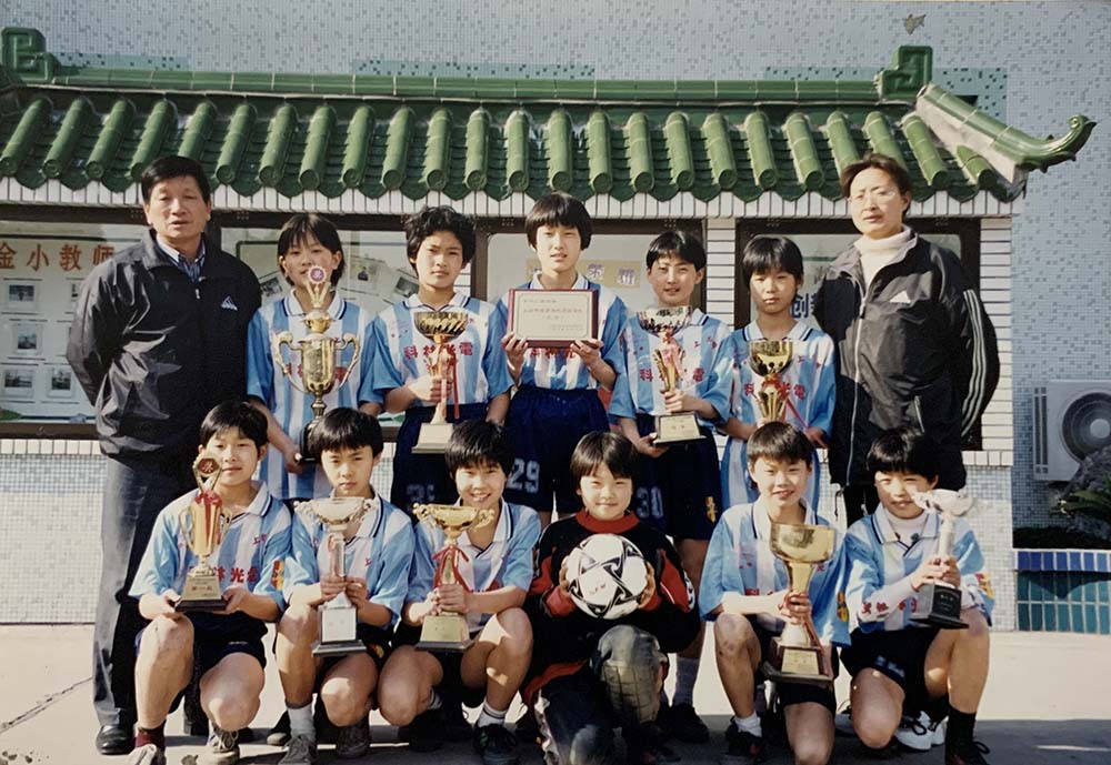 A group photo shows students from Jinshajiang Road Primary School holding trophies. Courtesy of the school