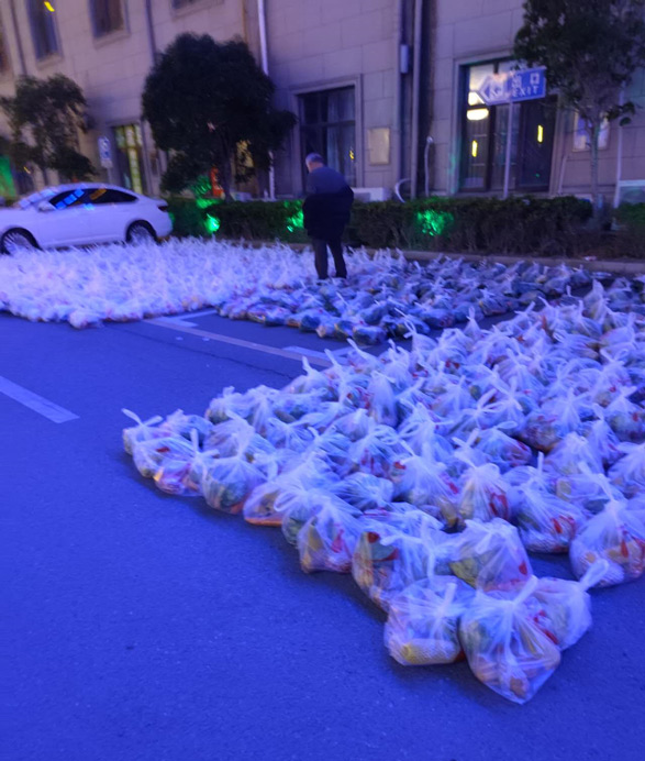 Liu helps provide daily supplies to a residential community in Shanghai, April 2022. Courtesy of Liu