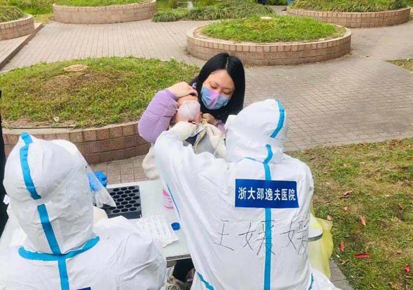Medical workers from Sir Run Run Shaw Hospital conduct COVID-19 test in Shanghai, March 29, 2022. From @九段棋手蔡菜子 on Weibo