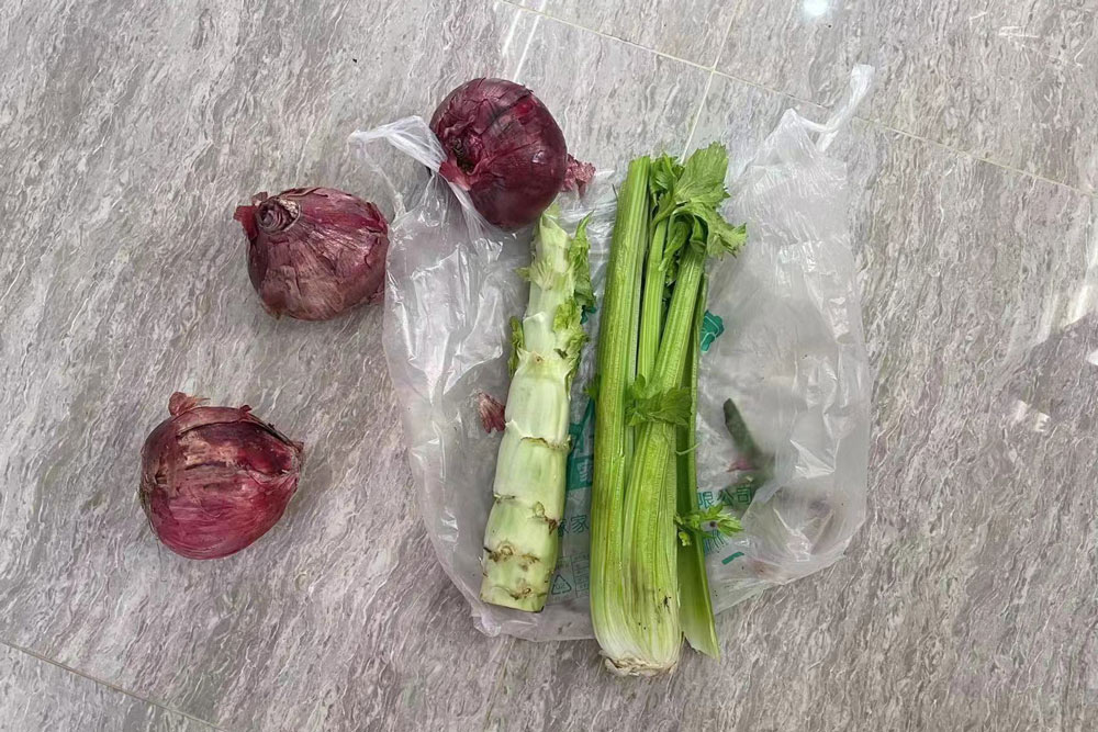 The contents of a vegetable “blind box” sold by the neighborhood committee. Courtesy of Wang Ye