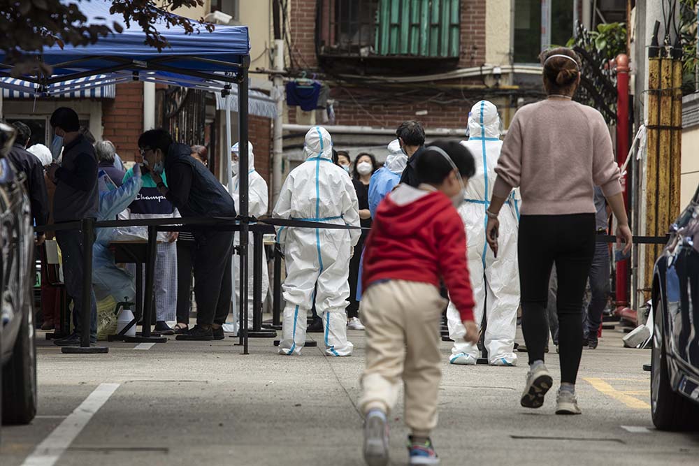 Residents take part in a round of Covid-19 testing during a lockdown in Shanghai, April 24, 2022. Grassroots workers and volunteers are responsible for keeping order. Qilai Shen/Bloomberg via Getty Images/VCG