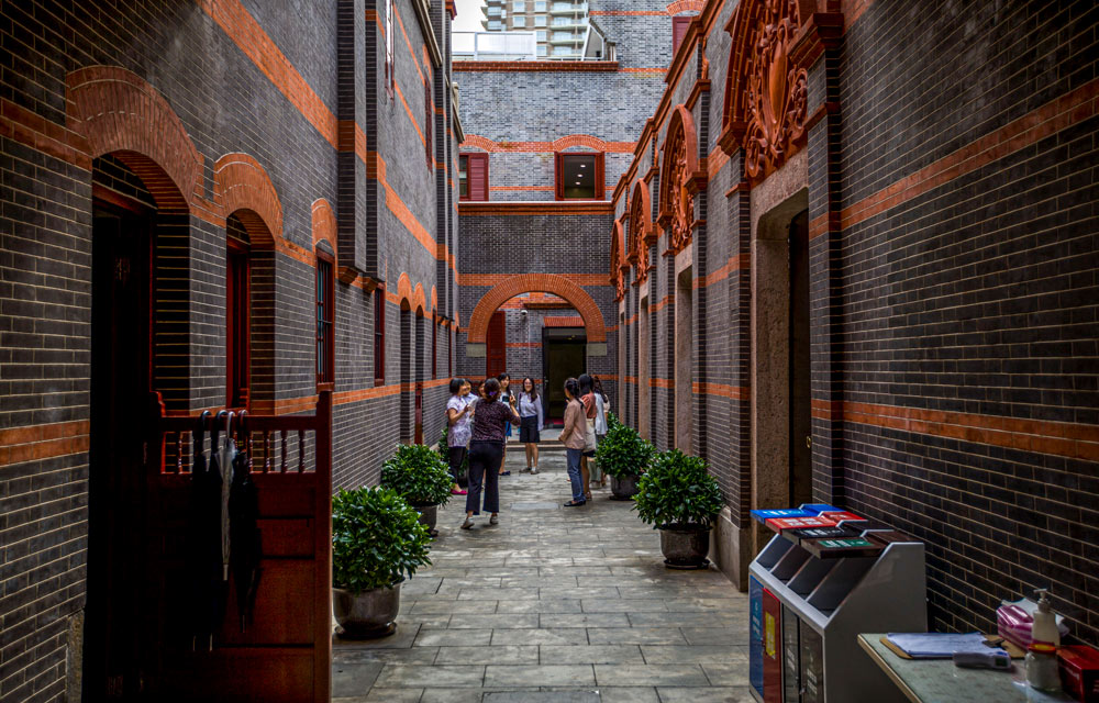 People talk near renovated “shikumen” buildings near the site of the First National Congress of the Communist Party of China, Shanghai, July 20, 2021. Yuan Huanhuan/VCG