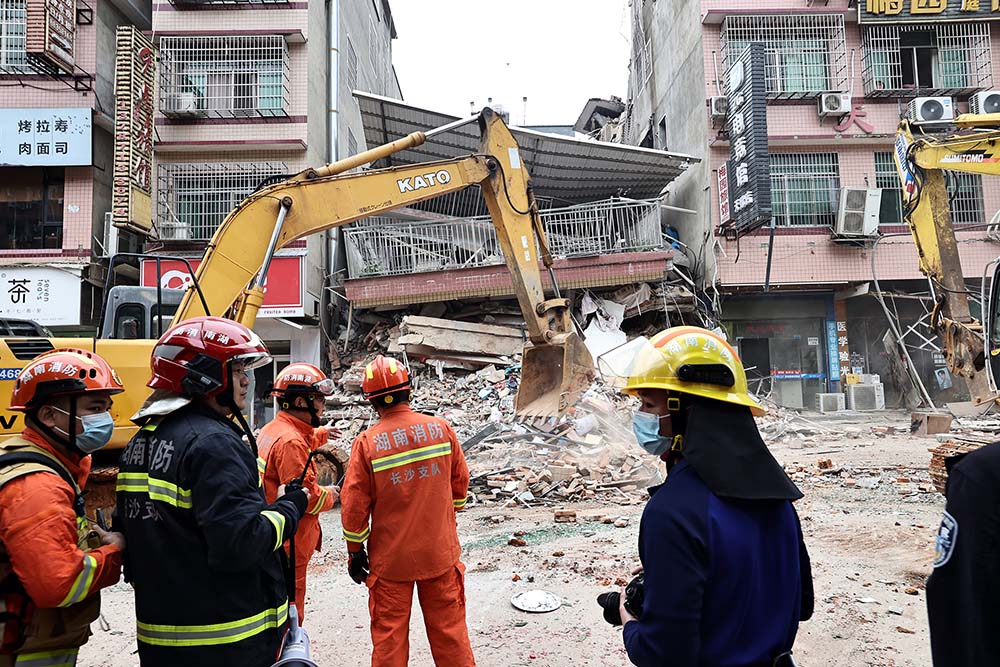 Rescuers wait to enter the collapsed building in Changsha, Hunan province, April 29, 2022. VCG