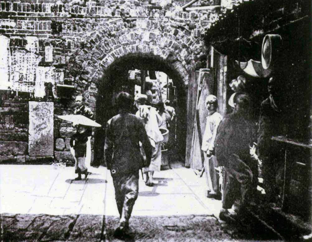 An interior view of Shanghai’s northern gate around the turn of the 20th century. From Virtual Shanghai