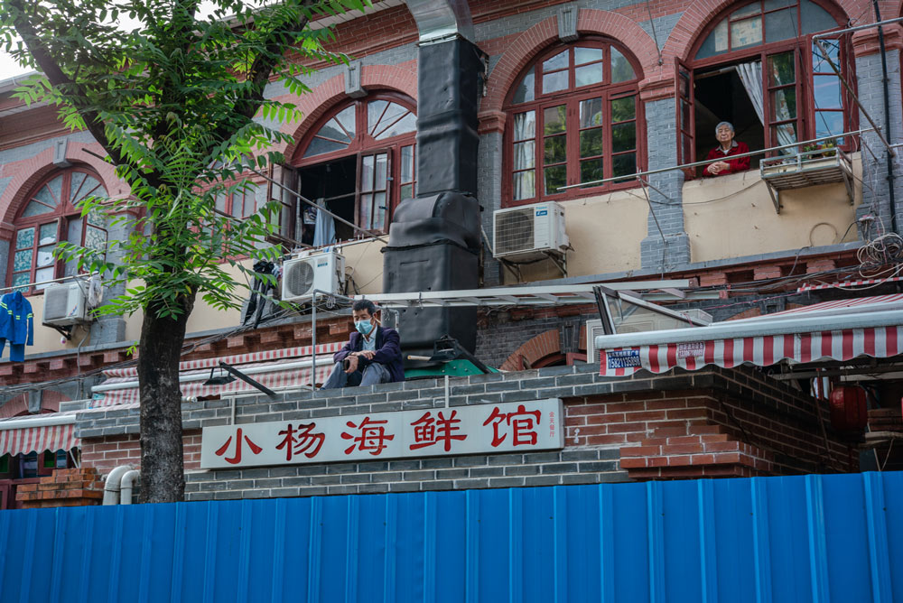 Residents inside a lock-down area in Shanghai, May 4, 2022. Gao Zheng for Sixth Tone