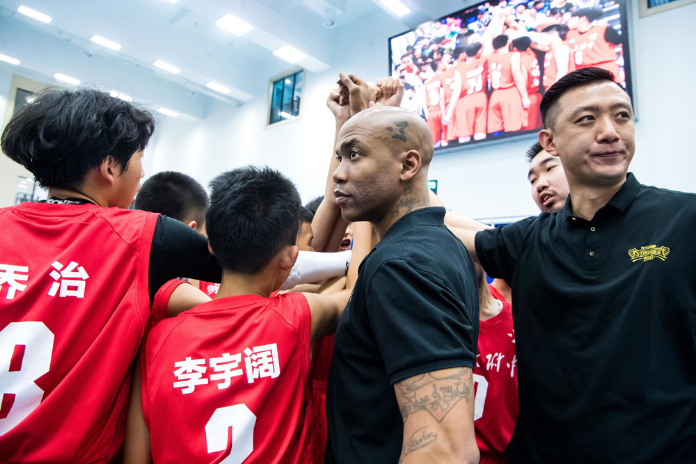 Stephon Marbury, who once coached AHSPU’s basketball team, huddles with his team, Beijing, 2018. IC