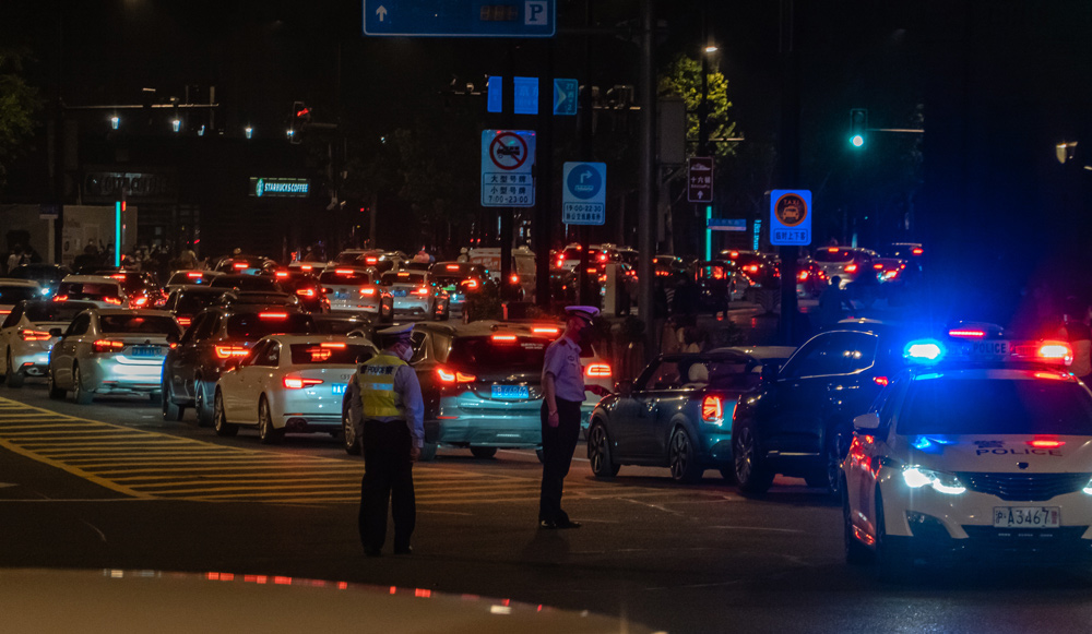 Traffic congestion near the Bund at midnight, Shanghai, June 1, 2022. Gao Zheng for Sixth Tone