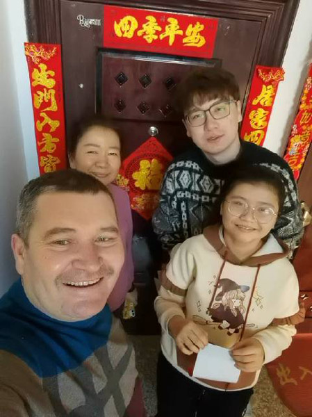 Dong Desheng with his wife and children, 2022. From @彼得洛夫董德升 on Weibo