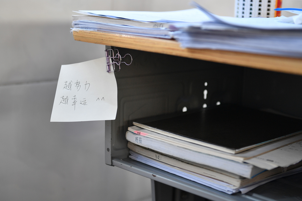 A self-encouragement note at a desk in a high school in Suzhou, Jiangsu province, June 6, 2022. Lu Shige/VCG