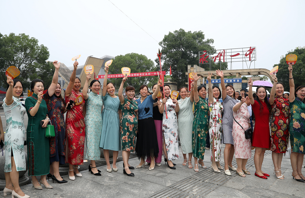 Mothers cheer for their children in front of a school gate in Yongzhou, Hunan province, June 7, 2022. Tao Xuri/VCG
