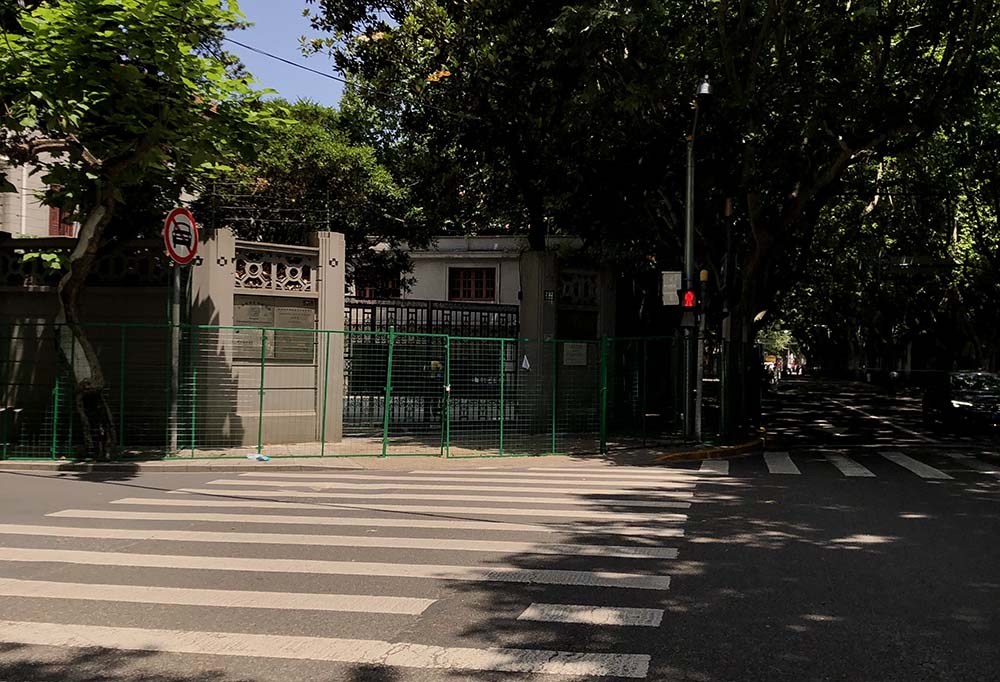 Green fences seen around residential blocks in Xuhui District as Shanghai reports new COVID-19 cases after the lockdown. June 8, 2022. Bibek Bhandari/Sixth Tone