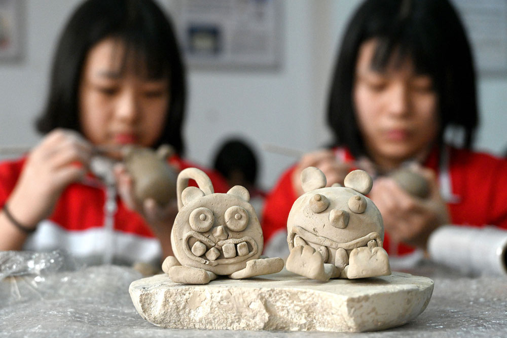 Vocational students practice ceramics in Handan, Hebei province, Dec. 9, 2021. Hao Qunying/VCG