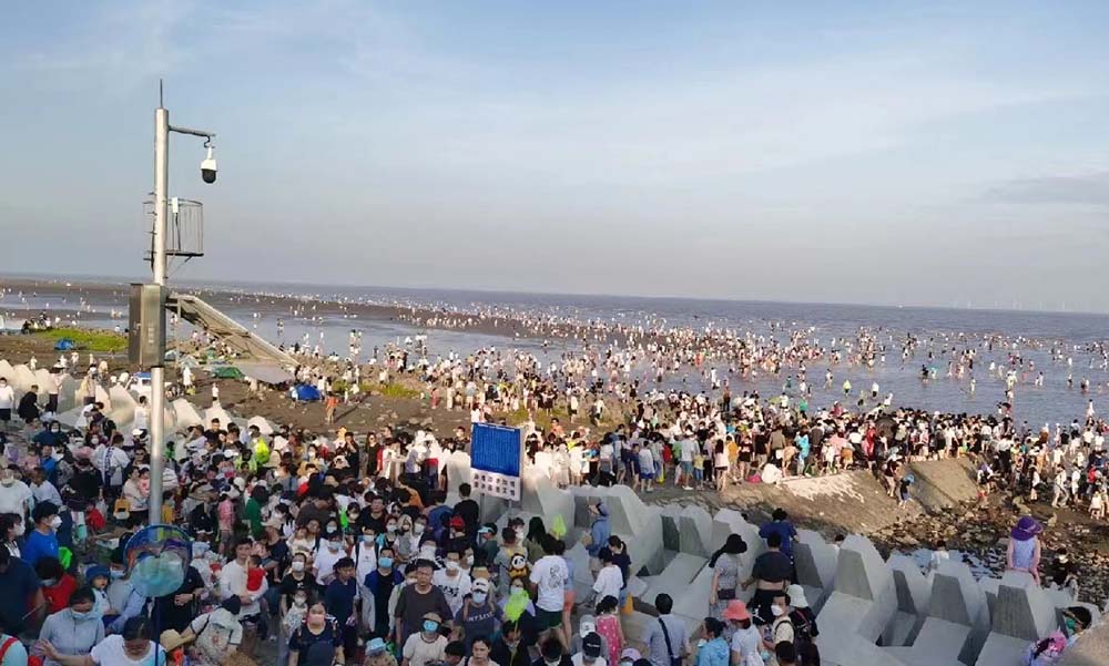 People enjoy summer time at Nanhui Beach in Shanghai, June 25, 2022. From @小红书493006728