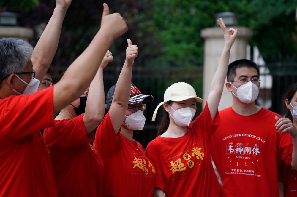 People wearing red shirts to support students in Shanghai, July 7, 2022. Wu Huiyuan/Sixth Tone