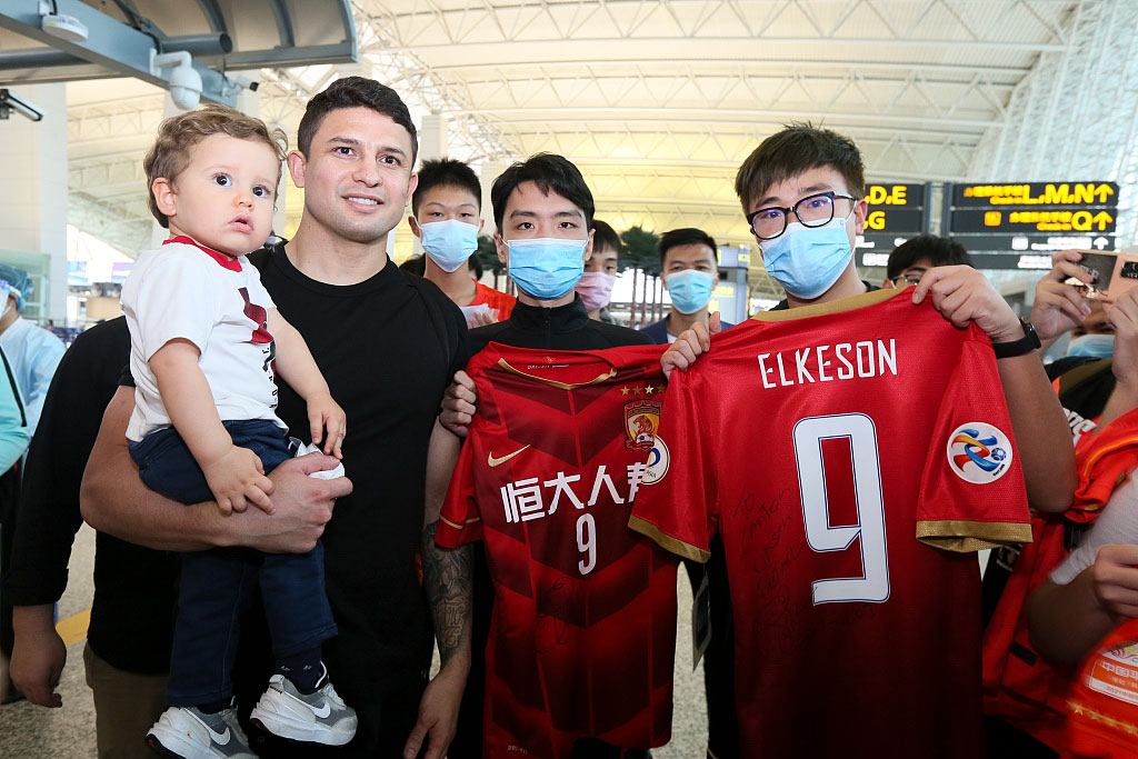 Elkeson and his son pose for a photo with fans in Guangzhou, Guangdong province, Dec. 12, 2021. VCG