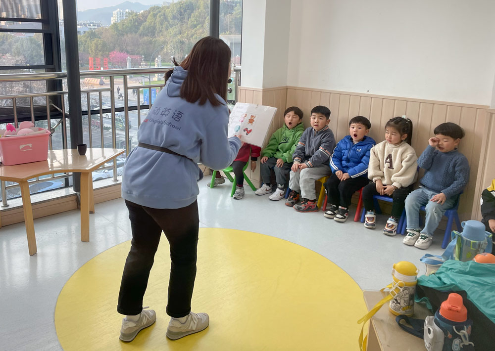Chen Huajing gives English lessons to students in Tonglu County, Zhejiang province, March 2022. Luo Meihan/Sixth Tone