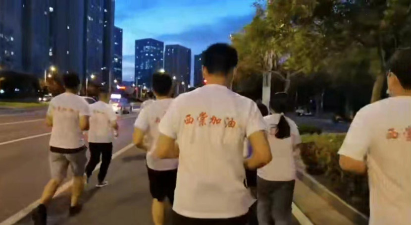 A screenshot shows Xitang homeowners on a protest run at night. Courtesy of the interviewees