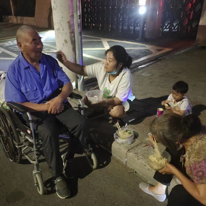 Nie’s wife, child, and parents have dinner outside the headquarters of the Henan Banking and Insurance Regulatory Commission, in Zhengzhou, Henan province, June 14, 2022. Courtesy of Nie Haiyang